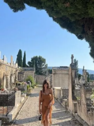 Bolso de hombro de cuero pequeño The Row Half Moon usado por Emily Ratajkowski en su publicación de Instagram el 11 de julio de 2023