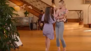 Christian Louboutin Babaclara Sandales portées par Alison J. (Chelsea Frei) comme on le voit dans Dollface (S02E08)