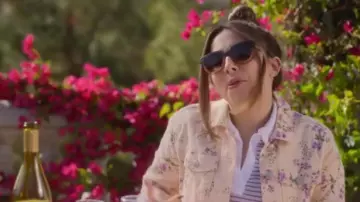 Frasier Sterling Butterfly Huggies porté par Izzy Levine (Esther Povitsky) comme on le voit dans Dollface (S02E08)