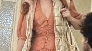 La robe Sandro à volants orange portée par Chloe (Mirela Balic) dans la série Élite (Saison 7 Episode 7)