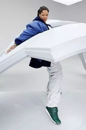 Pantalon cargo Balenciaga porté par Rihanna lors de la campagne Puma Avanti le 25 octobre 2023
