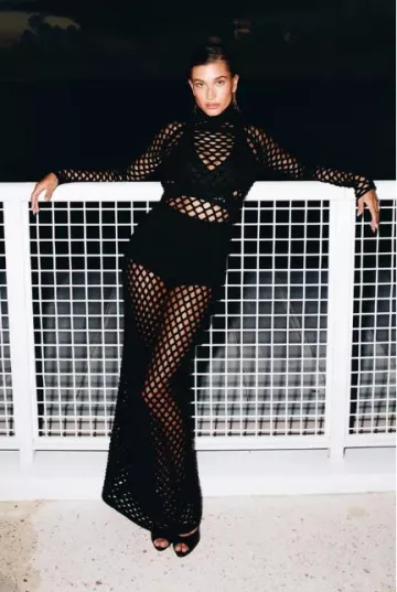 Christian Louboutin Me Dolly Mules portées par Hailey Baldwin à GQ le 24 octobre 2023