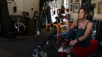 Alo yoga 7/8 High-Waist Air­busch Leg­gings worn by Kyle Richards as seen in The Real Housewives of Beverly Hills (S13E01)