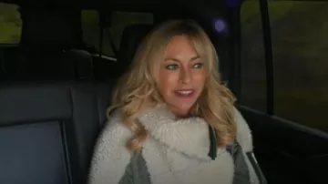 Sacai Shearling Chaqueta con paneles usada por Sutton Stracke como se ve en The Real Housewives of Beverly Hills (T13E01)