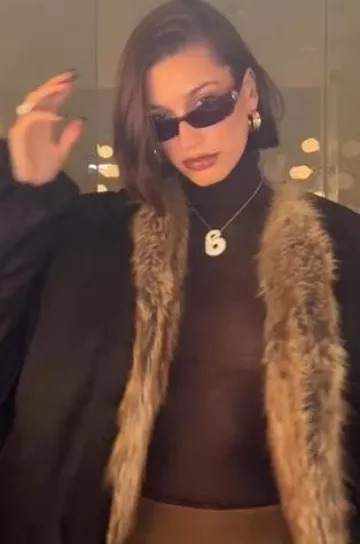 Minijupe en cuir plaquée Prada portée par Hailey Baldwin sur sa story Instagram le 23 octobre 2023