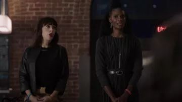 Vestido de punto midi plisado de Salvatore Ferragamo usado por Aleesha (Zainab Johnson) como se ve en Upload (S03E02)
