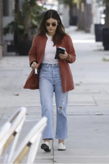 Funda de silicona Apple con Magsafe en Sky usada por Lucy Hale en Studio City el 23 de octubre de 2023