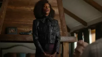 Chaqueta corta de Ted Baker Vallis usada por Aleesha (Zainab Johnson) como se ve en Upload (S03E02)