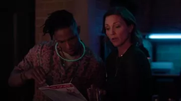 Camisa de manga corta de Múnich de Allsaints con leopardo rosa usado por Zeke Wallace (Arlen Escarpeta) como se ve en Found (S01E04)