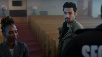 Chaqueta militar de sarga invertida de Levi's usada por Dhan Rana (Karan Oberoi) como se ve en Found (S01E04)