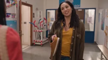 Camiseta de algodón con cuello en V Madewell Whisper usada por Astrid (Meaghan Rath) como se ve en Children Ruin Everything (T03E05)