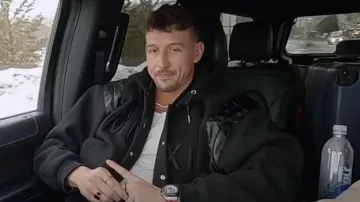Boohoo Mmxii Varsity Jacket With Hood usado por Kory Keefer como se ve en Winter House (S03E01)