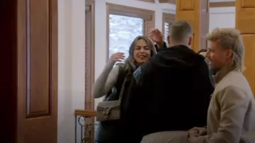 Bolso de hombro Gucci GG Supreme Monogram Medium Dionysus Taupe usado por Katie Flood como se ve en Winter House (S03E01)