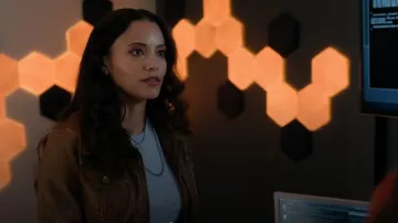 Camiseta de cuello redondo de Anthony Thomas Melillo usada por Lacey Quinn (Gabrielle Walsh) como se ve en Found (S01E04)