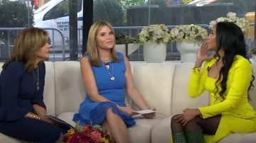 Minivestido de crepé autorretrato en verde lima usado por Safiya Sinclair como se ve en Today with Hoda & Jenna el 26 de octubre de 2023