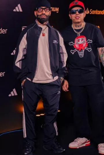 Off White Black & Gold Ar­row Square Glass­es worn by Francisco José Arcángel Ramos on the Instagram account @arcangel