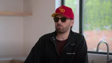 Gorra Snapback de Corazones Cromados Roja usada por Scott Disick como se ve en The Kardashians (T04E05)
