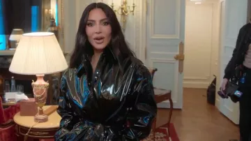 Karl Lagerfeld Abrigo de charol iridiscente con cinturón usado por Kim Kardashian como se ve en The Kardashians (T04E05)