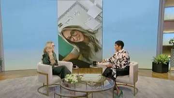 Manolo Blahnik Nadira Zapatos de salón de satén verde Jewell usados por Tamron Hall como se ve en el desfile de Tamron Hall el 24 de octubre de 2023