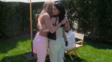 Pantalon en jean à nœud Acne Studios porté par Kylie Jenner dans The Kardashians (S04E05)