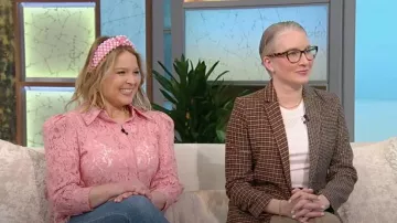 Bandeau en lin clouté en cœur Lele Sadoughi porté par Joanna Teplin tel qu’on le voit dans Tamron Hall Show le 25 octobre 2023