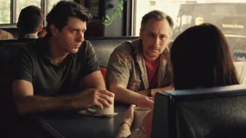 El polo de Ralph Lauren que lleva el amigo de Carol (Gary Wilmes) en la película El hombre irracional