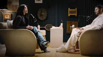 Balenciaga Denim Print Knife Thigh-High Boots usado por Kim Kardashian como se ve en The Kardashians (T04E05)