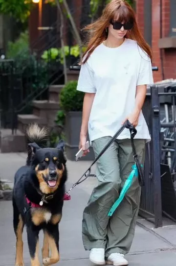 Pendientes de hilo de Jennifer Fisher usados por Emily Ratajkowski en la ciudad de Nueva York el 26 de julio de 2023