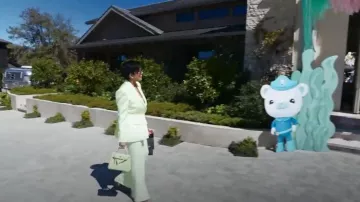 Hermès Kelly Handbag worn by Kris Jenner as seen in The Kardashians (S04E05)