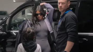 Catsuit sin mangas con cuello redondo Skims usado por Kim Kardashian como se ve en The Kardashians (T04E05)