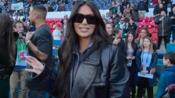 Gabardina de cuero de Prada con doble botonadura usada por Kim Kardashian vista en The Kardashians (T04E05)