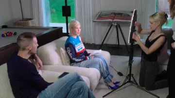 Les escarpins à bride arrière pointue Attico Wrap-Ankle portés par Kourtney Kardashian dans The Kardashians (S04E05)