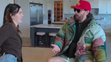 Chaqueta acolchada de cuello alto KidSuper Kissing usada por Scott Disick como se ve en The Kardashians (T04E05)