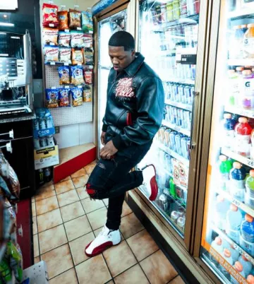 Jeans MX1 en daim noir et rouge vieilli Amiri porté par Lil Zay Osama sur le compte Instagram @lilzayosama
