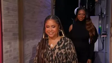 Suéter de cárdigan Anita de All Saints Wick usado por Angela Yee como se ve en Sherri el 26 de octubre de 2023