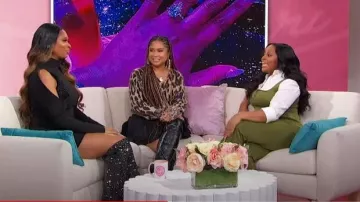 Falda de tenis plisada escalonada de Topshop usada por Angela Yee vista en Sherri el 26 de octubre de 2023