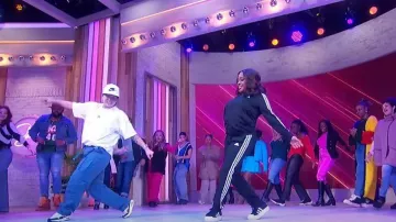 Joggers Adidas Essentials 3 Stripes usados por Sherri Shepherd como se ve en Sherri el 26 de octubre de 2023