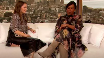 Robe florale en mousseline de soie à manches longues Zimmermann portée par Nicole Avant dans The Drew Barrymore Show le 24 octobre 2023