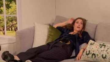 Blusa de seda de manga larga con cuello corbata Max Mara Tenebre usada por Drew Barrymore como se ve en The Drew Barrymore Show el 25 de octubre de 2023