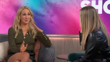 Suéter abotonado Generation Love Carter usado por Nikki Glaser como se ve en The Kelly Clarkson Show el 24 de octubre de 2023