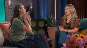 Jupe en organza plissé à plusieurs niveaux Aje Elsie portée par Jenna Lyons dans The Kelly Clarkson Show le 26 octobre 2023