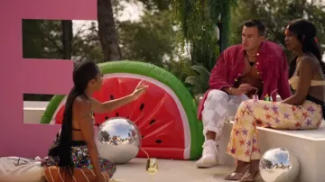 Pantalones acampanados de Asos Daisy Street usados por Lellies Santiago como se ve en Surviving Paradise (T01E04)