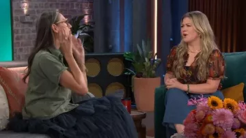 Top de Doen Alona usado por Kelly Clarkson como se ve en The Kelly Clarkson Show el 26 de octubre de 2023