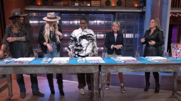 Veronica Beard Garret Vestido abrigo de piel sintética de manga larga usado por Kelly Clarkson como se ve en The Kelly Clarkson Show el 26 de octubre de 2023