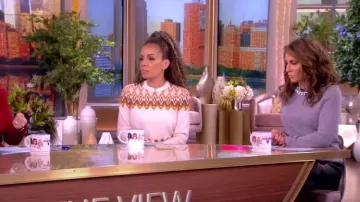 Suéter de mezcla de lana merino Zimmermann Lyrical Fair Isle usado por Sunny Hostin como se ve en The View el 26 de octubre de 2023