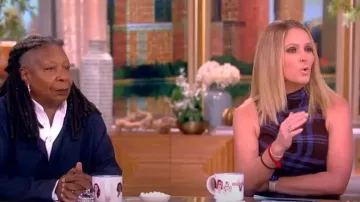 A.L.C. Iggy Plaid Vestido con dobladillo asimétrico fruncido usado por Sara Haines como se ve en The View el 26 de octubre de 2023