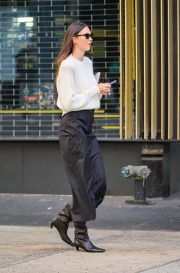 Khaite La bottine Davis en cuir noir portée par Karlie Kloss à New York le 25 octobre 2023