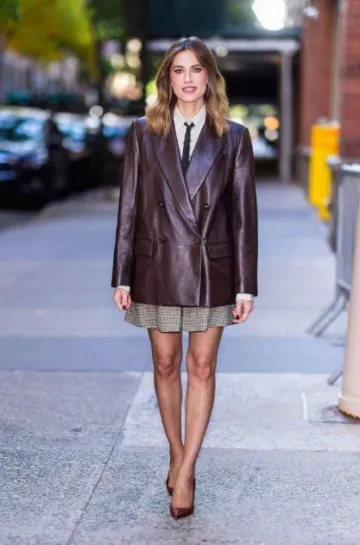 Christian Louboutin Kate Pumps usados por Allison Williams en Late Night with Seth Meyers el 25 de octubre de 2023
