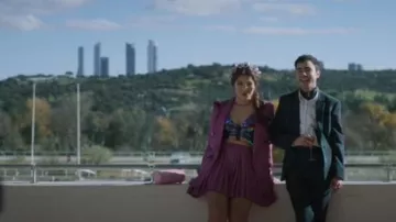 Crop top corto de mariposa de tiras Daisy Street Y2K de ASOS en lentejuelas grunge usado por Nadia Al Saidi como se ve en Elite (T07E02)