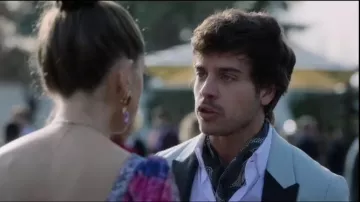 Chaqueta de traje de esmoquin ajustado de Asos en verde usada por Raúl (Alex Pastrana) como se ve en Élite (T07E02)